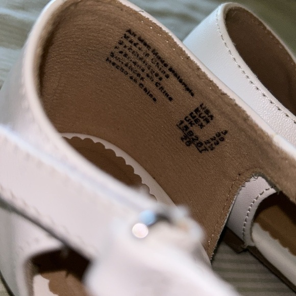 Wore once American Eagle White Mary Janes Size 3 Girls Sandals, Casual Or Dress - Picture 3 of 5